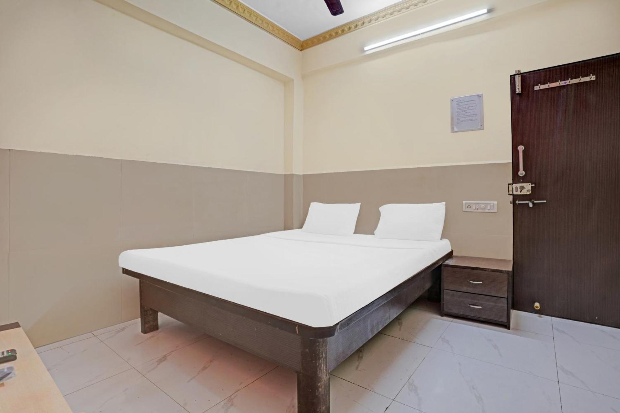 SPOT ON 81122 Alfa Lodge Bombay Esterno foto